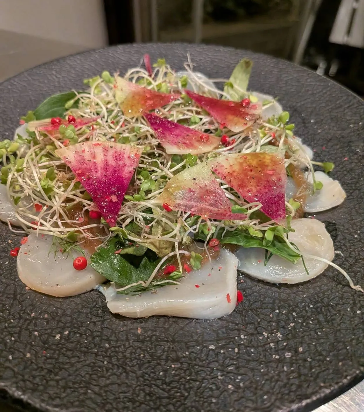新鮮な平貝とパクチーのカルパッチョ、春の訪れを感じさせる一品...