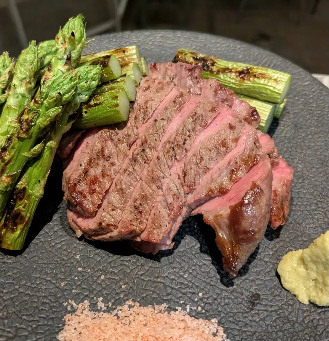 牛ももとアスパラの炭火焼き